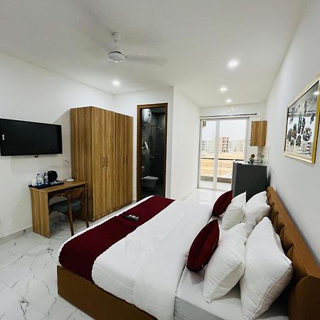 The Lodgers Studio Apartment Infront Of Artemis Hospital Gurugram Гургаон Екстериор снимка