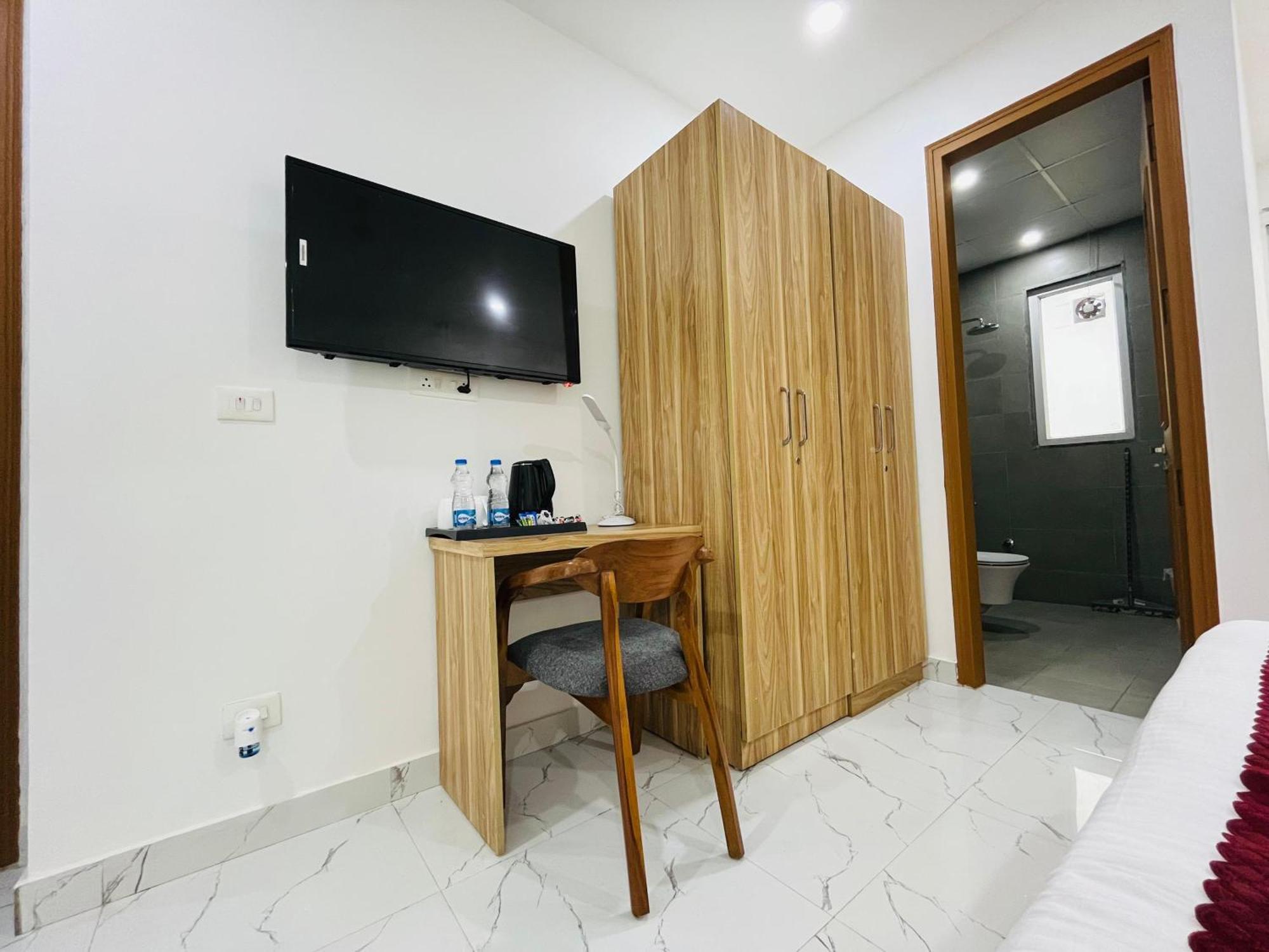 The Lodgers Studio Apartment Infront Of Artemis Hospital Gurugram Гургаон Екстериор снимка
