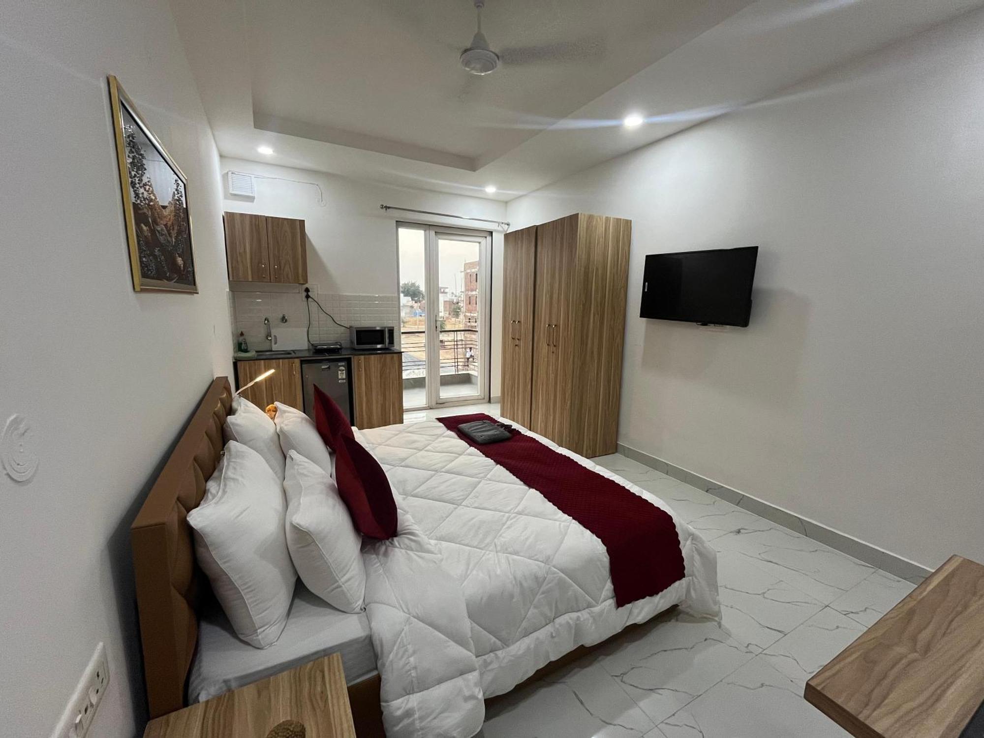 The Lodgers Studio Apartment Infront Of Artemis Hospital Gurugram Гургаон Екстериор снимка