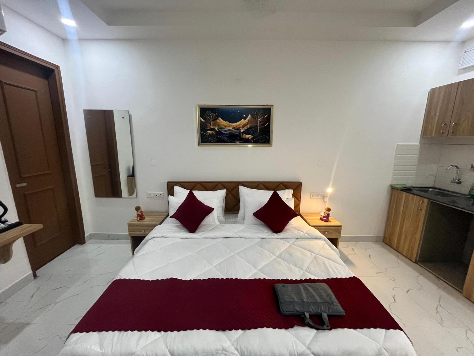 The Lodgers Studio Apartment Infront Of Artemis Hospital Gurugram Гургаон Екстериор снимка