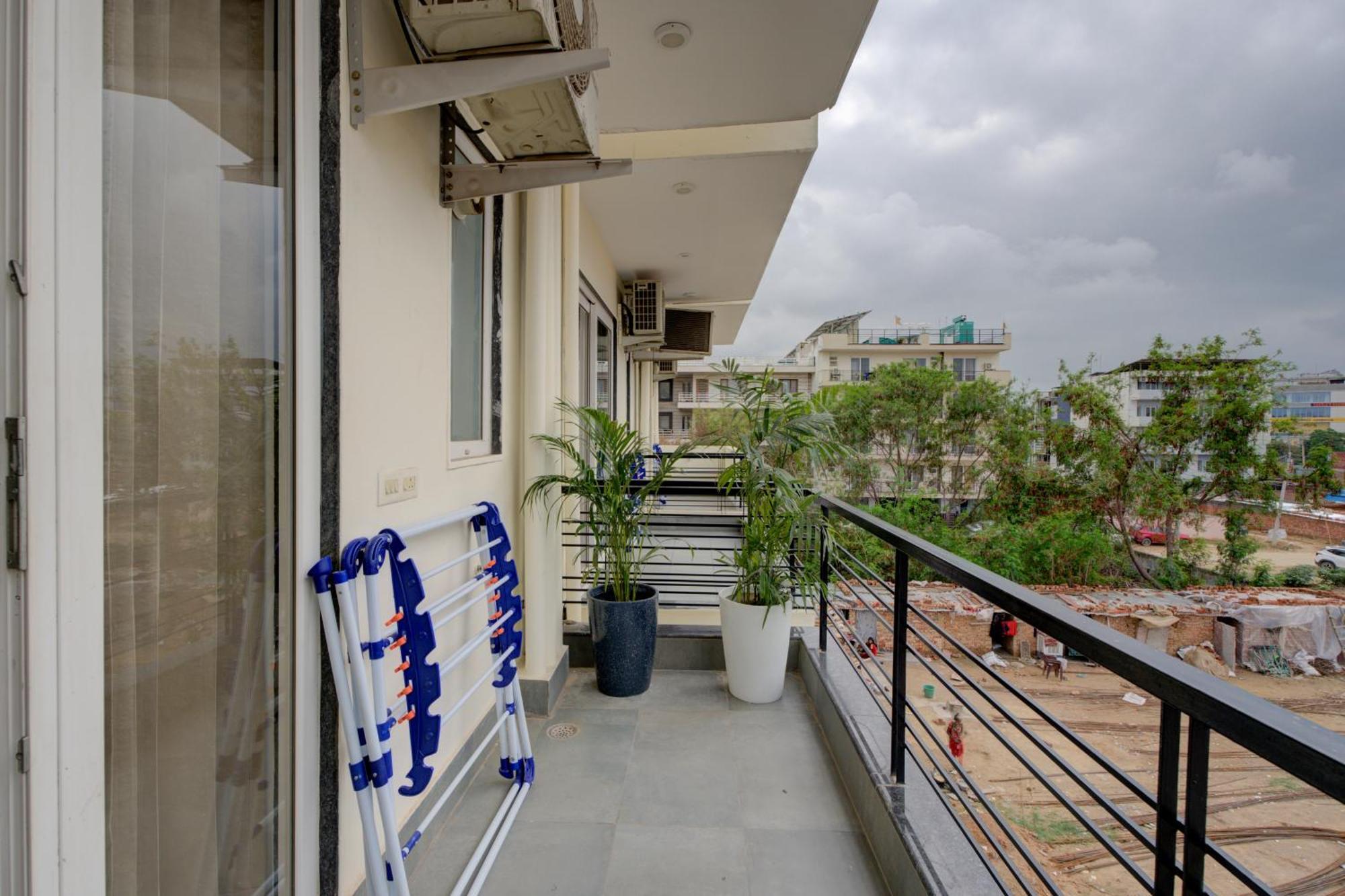The Lodgers Studio Apartment Infront Of Artemis Hospital Gurugram Гургаон Екстериор снимка