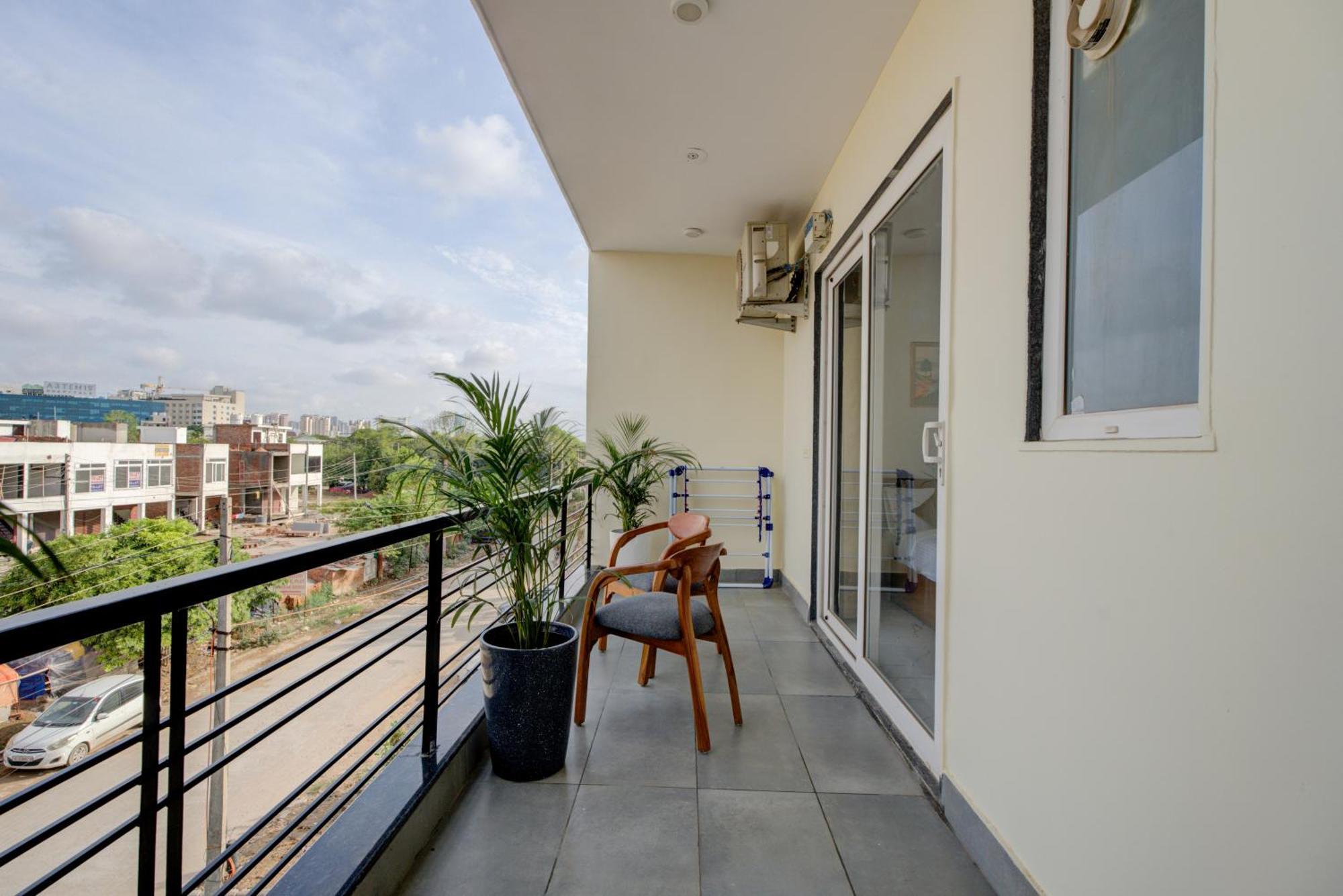 The Lodgers Studio Apartment Infront Of Artemis Hospital Gurugram Гургаон Екстериор снимка