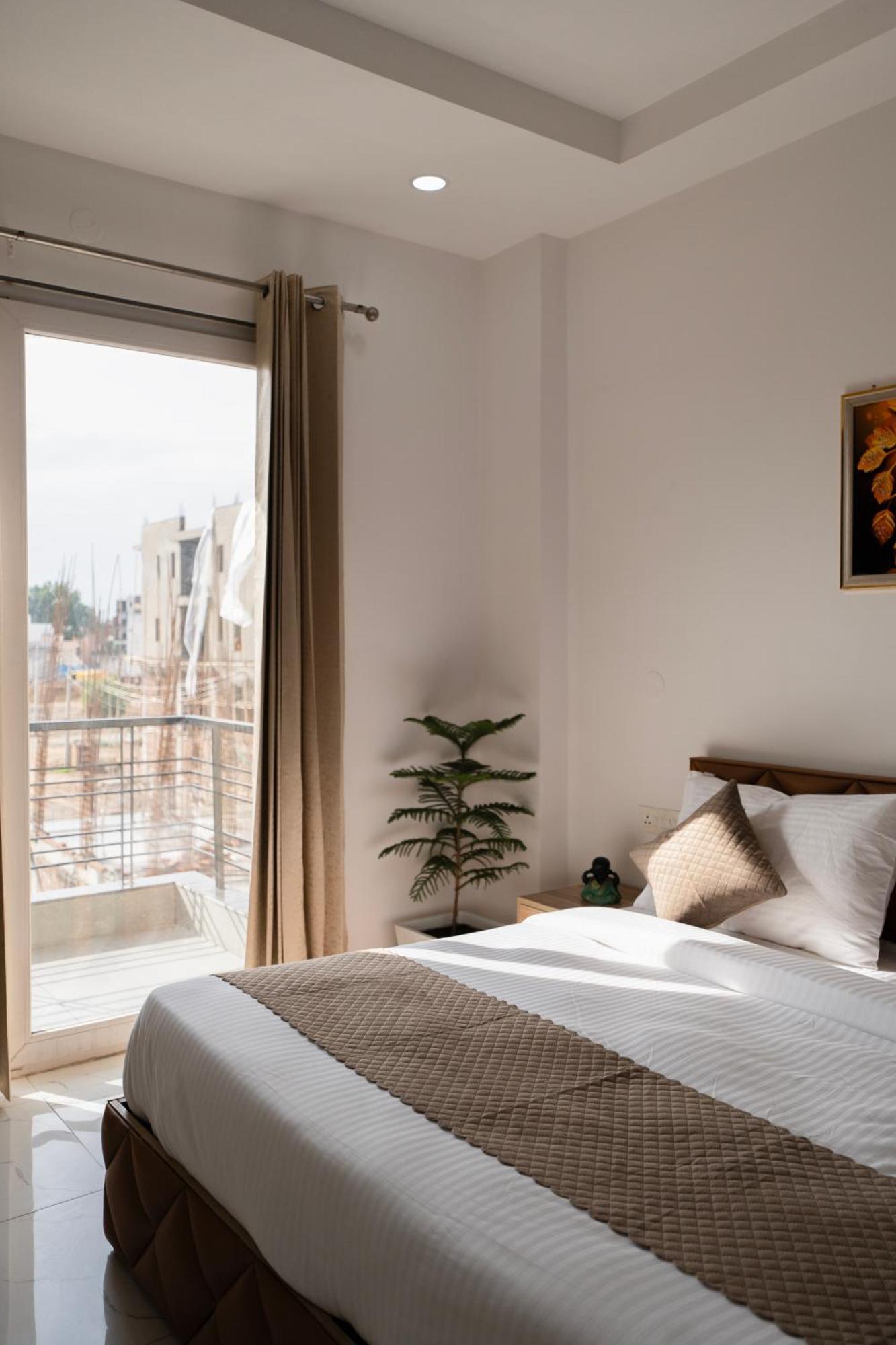 The Lodgers Studio Apartment Infront Of Artemis Hospital Gurugram Гургаон Екстериор снимка