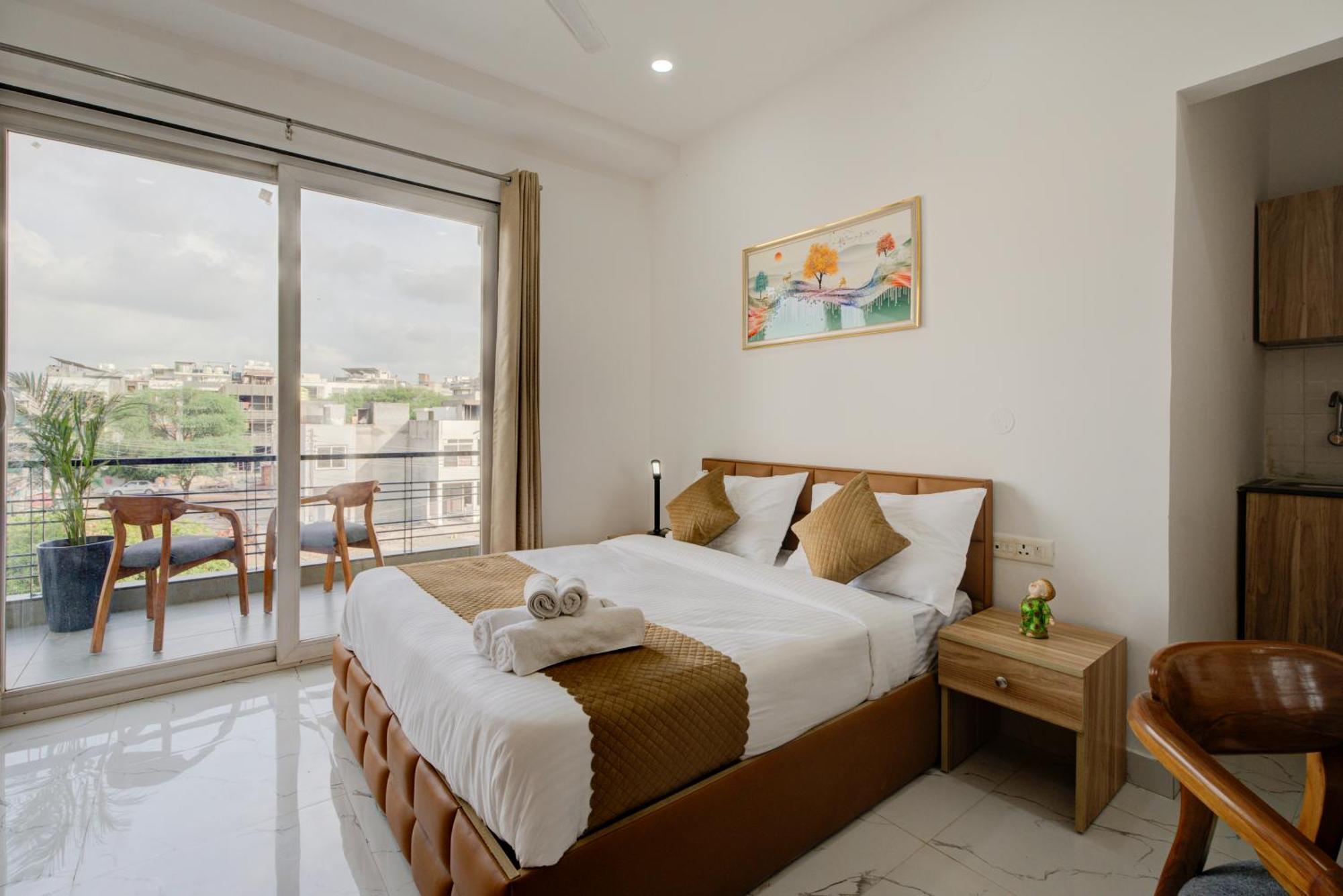 The Lodgers Studio Apartment Infront Of Artemis Hospital Gurugram Гургаон Екстериор снимка