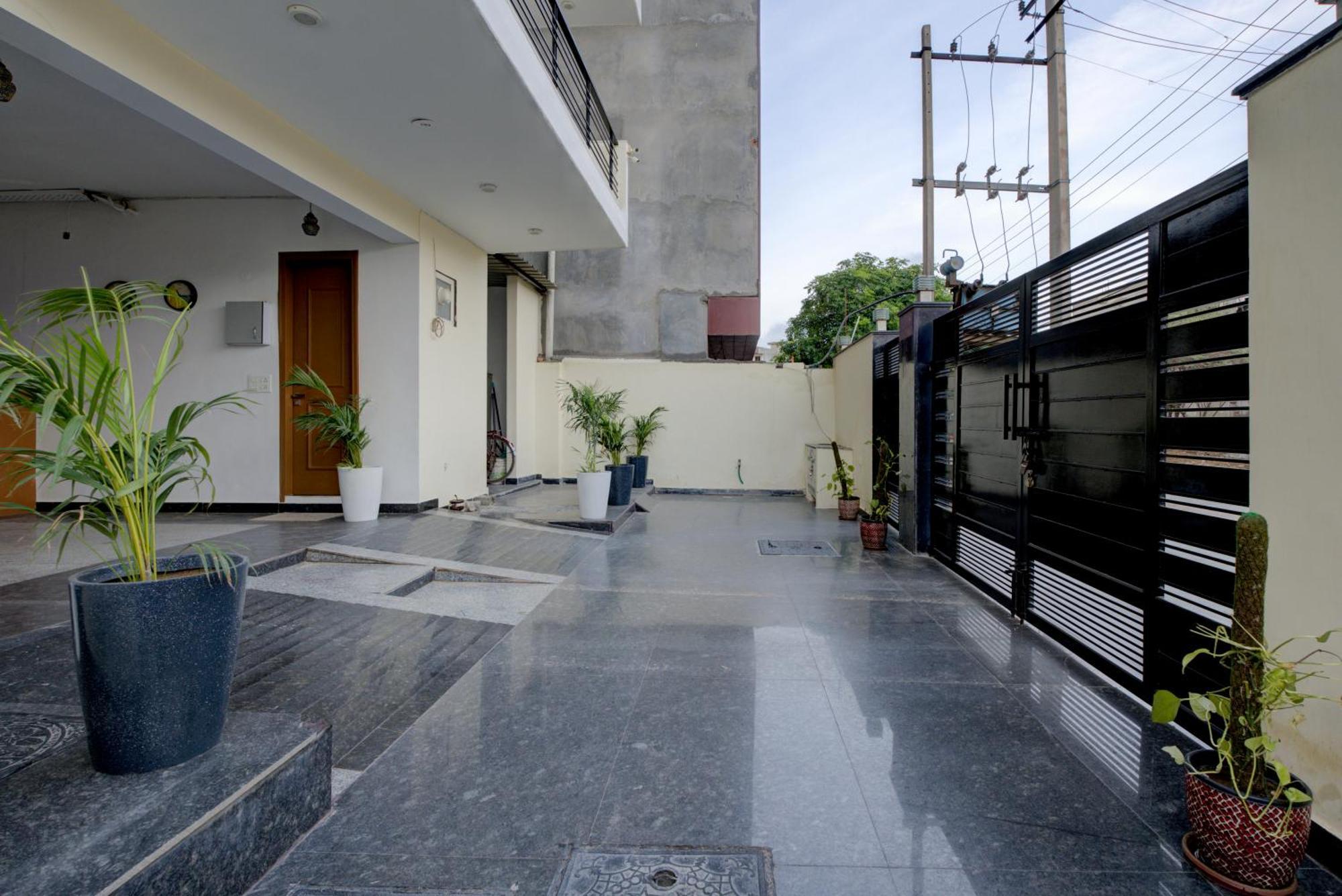 The Lodgers Studio Apartment Infront Of Artemis Hospital Gurugram Гургаон Екстериор снимка